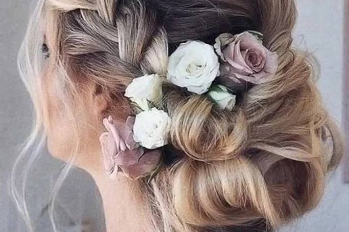 Peinado recogido con trenza y flores