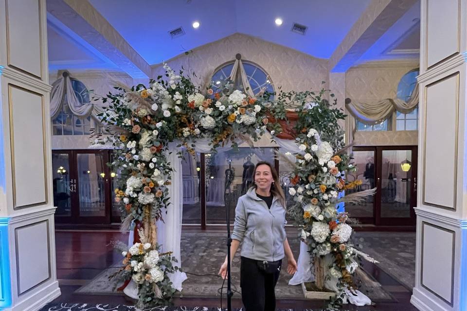 Arco de flores en hall