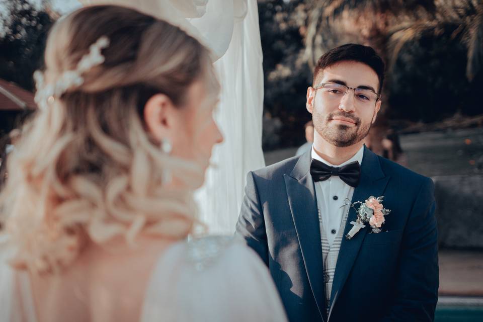 El novio mira a la novia
