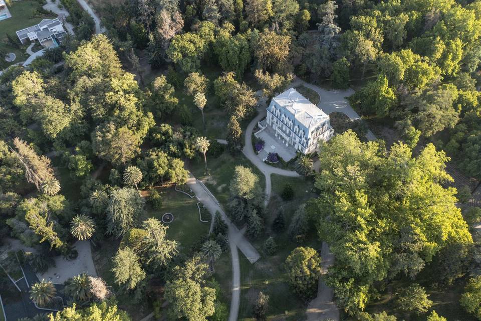 Vista aérea de casa con jardín