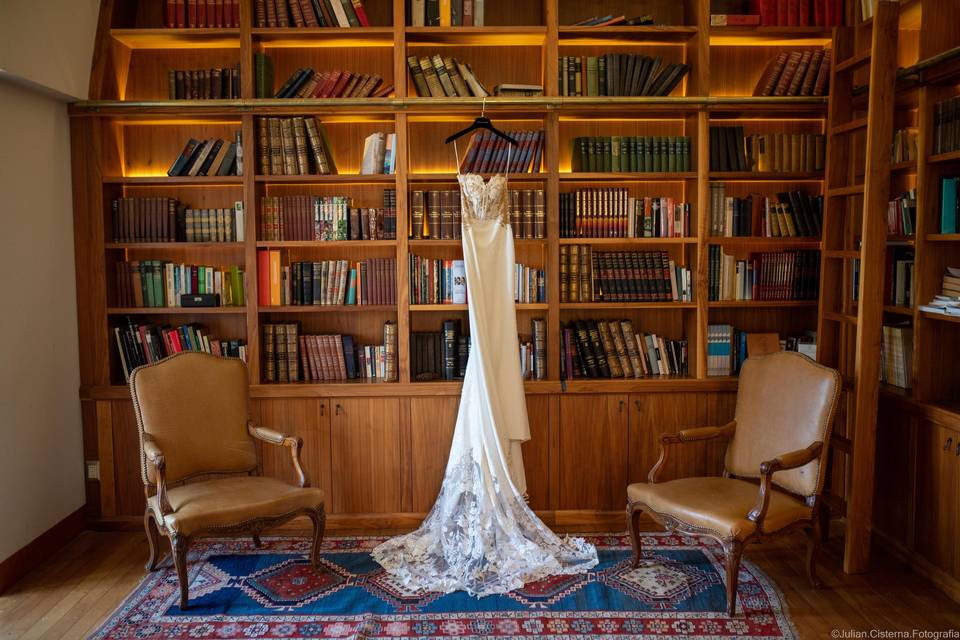 Vestido de novia colgado en la biblioteca