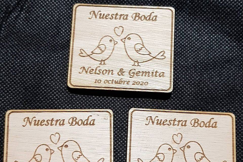 Magnetos de madera grabada