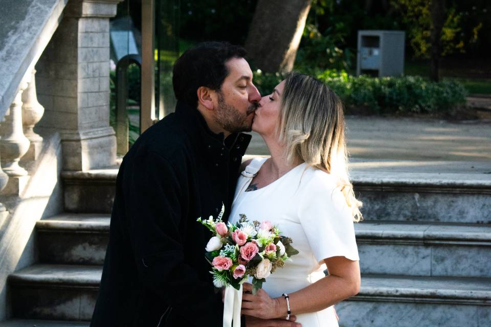 Pareja dándose un beso en las escaleras