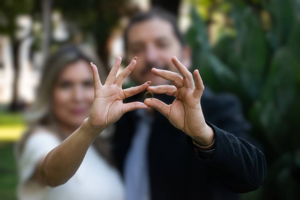 Novios mostrando el anillo