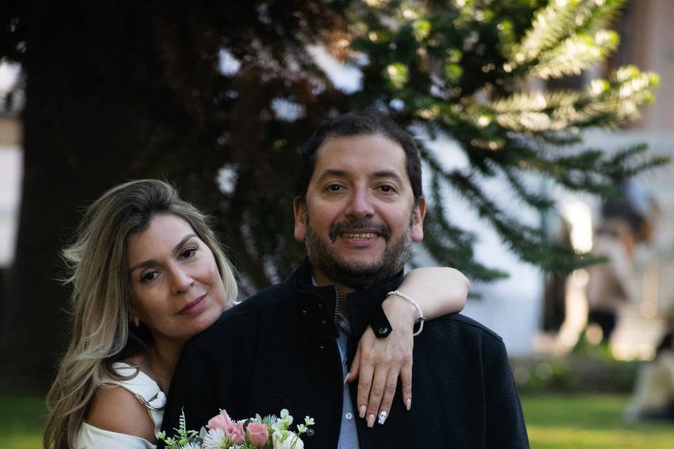 Novios posando en el jardín