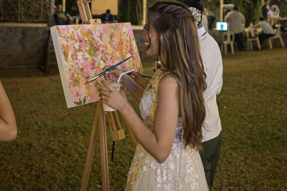 Novios pintando en evento