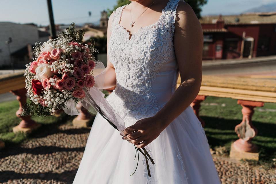 Novia con su ramo de rosas