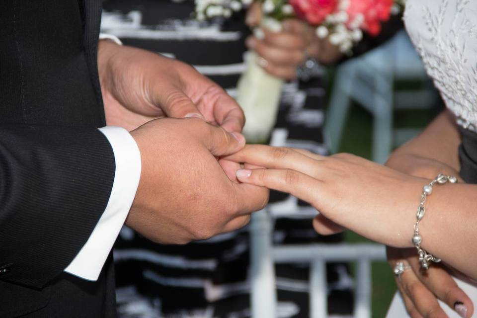 Colocando la argolla de matrimonio