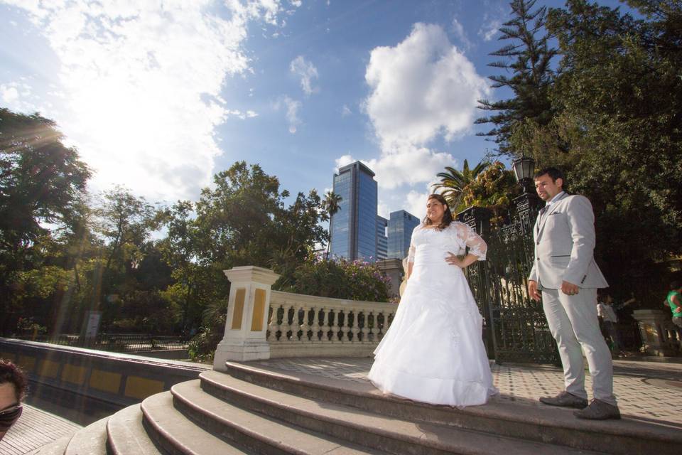 Novios posando en las escaleras