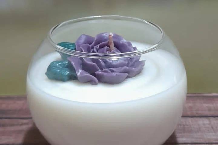 Vela blanca con rosa morada