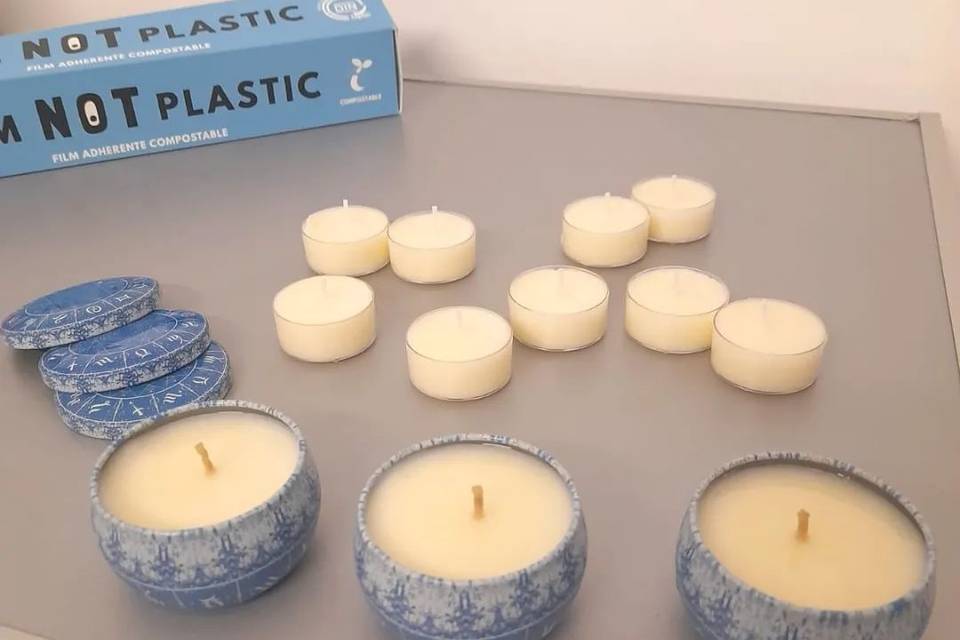 Velas en recipientes azules