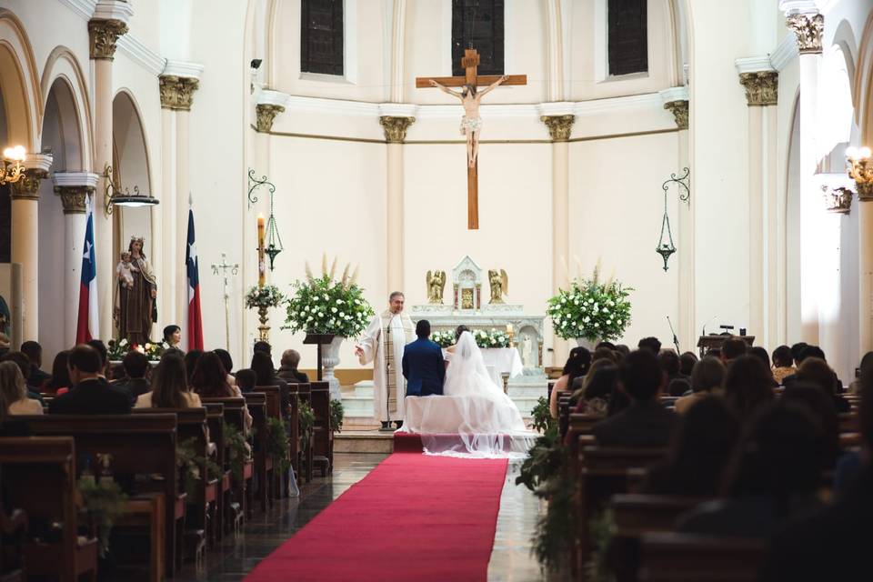 Novios casándose por la iglesia