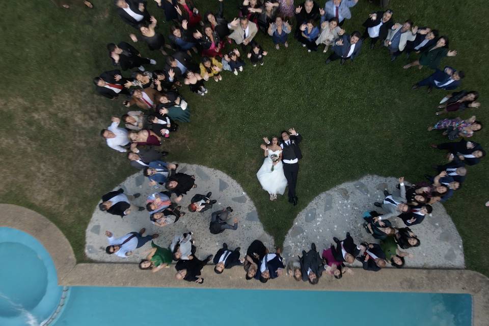 Novios en el centro e invitados alrededor