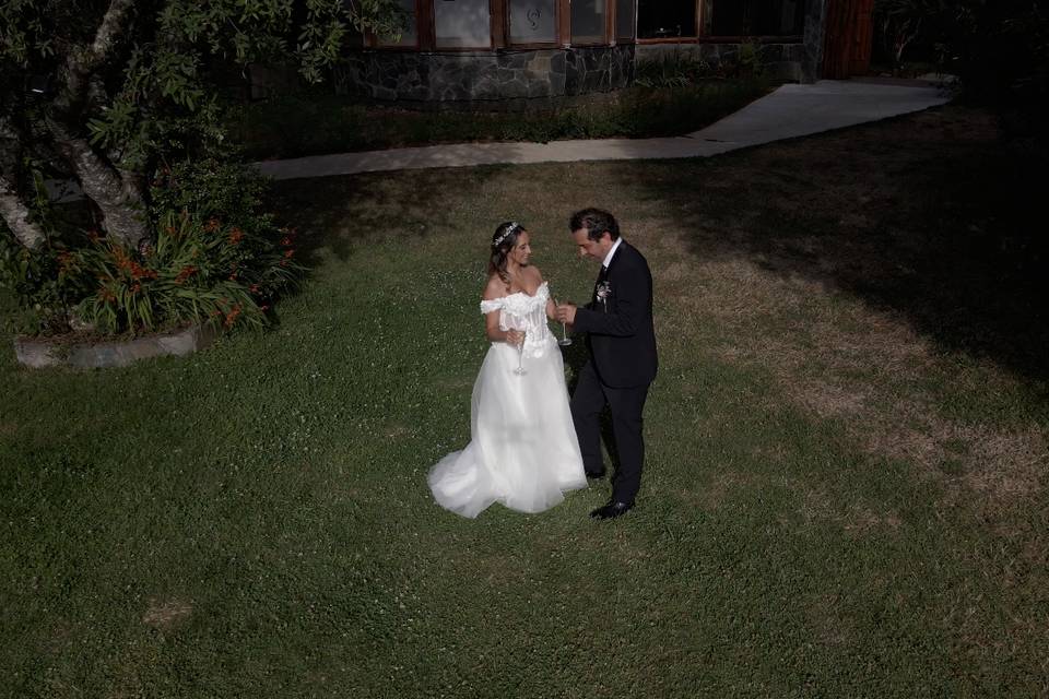 Pareja posando en el jardín