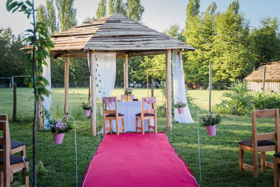 Montaje para ceremonia nupcial en un jardín