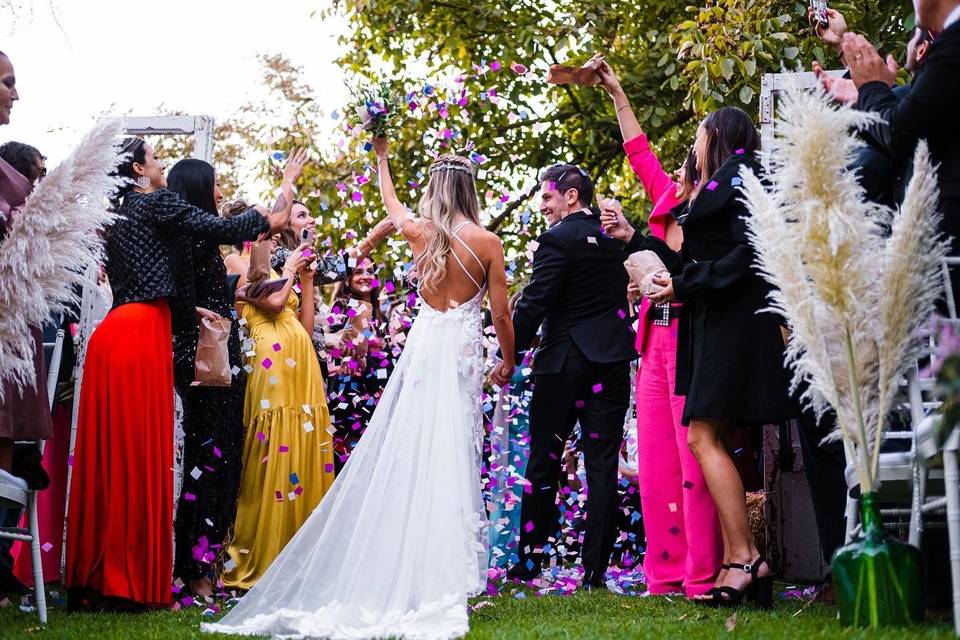 Novios festejando su boda