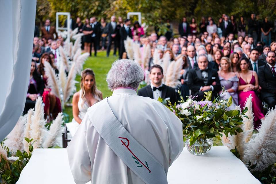 Padre oficiando la misa