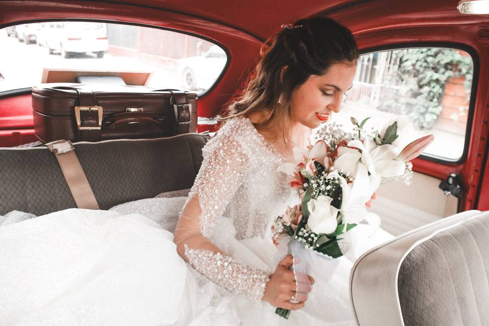 Novia en un auto clásico