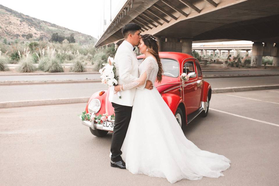 Novio dándole un beso a la novia en la frente