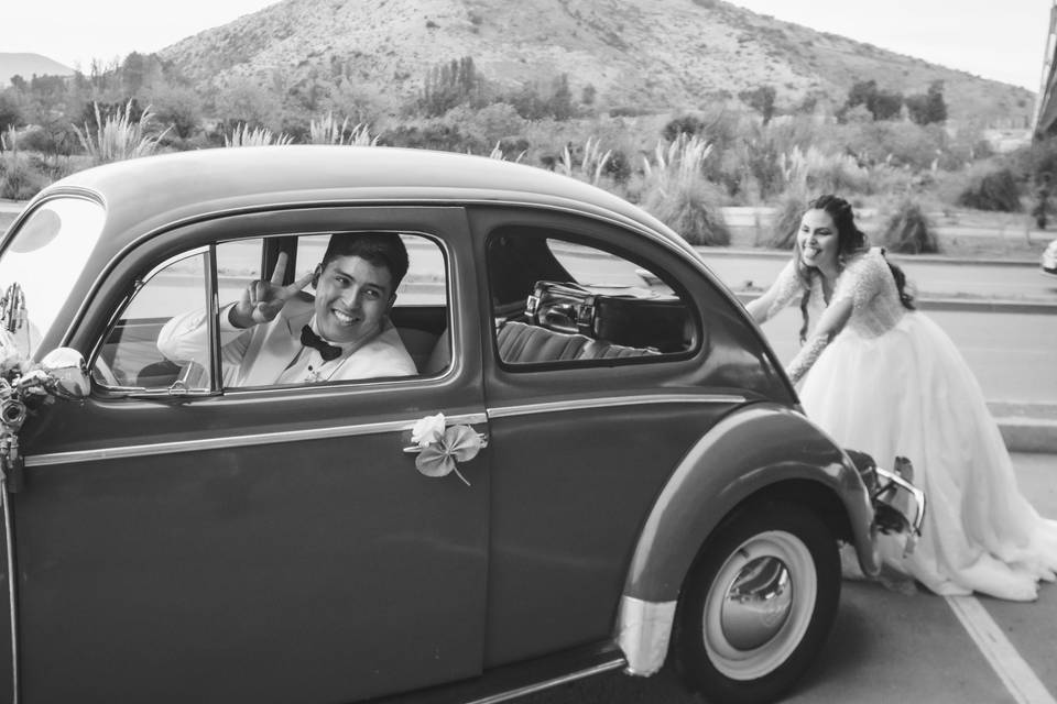 Pareja en un Volkswagen Escarabajo de 1963