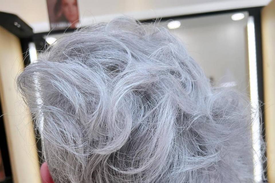 Cabello corto gris