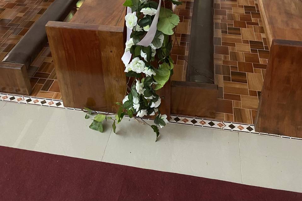 Arreglo de flores en iglesia