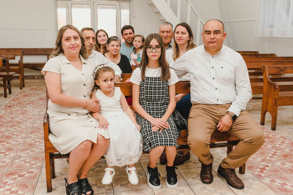 Familia sentada en el templo