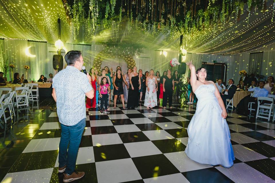 Novios bailando en la pista