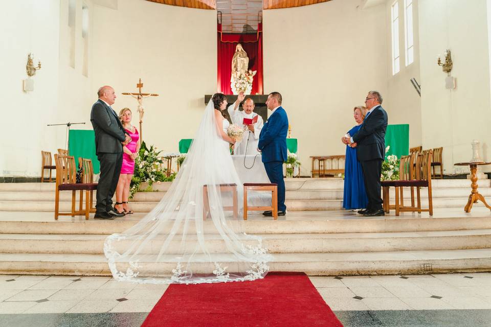 Novios casándose en la iglesia