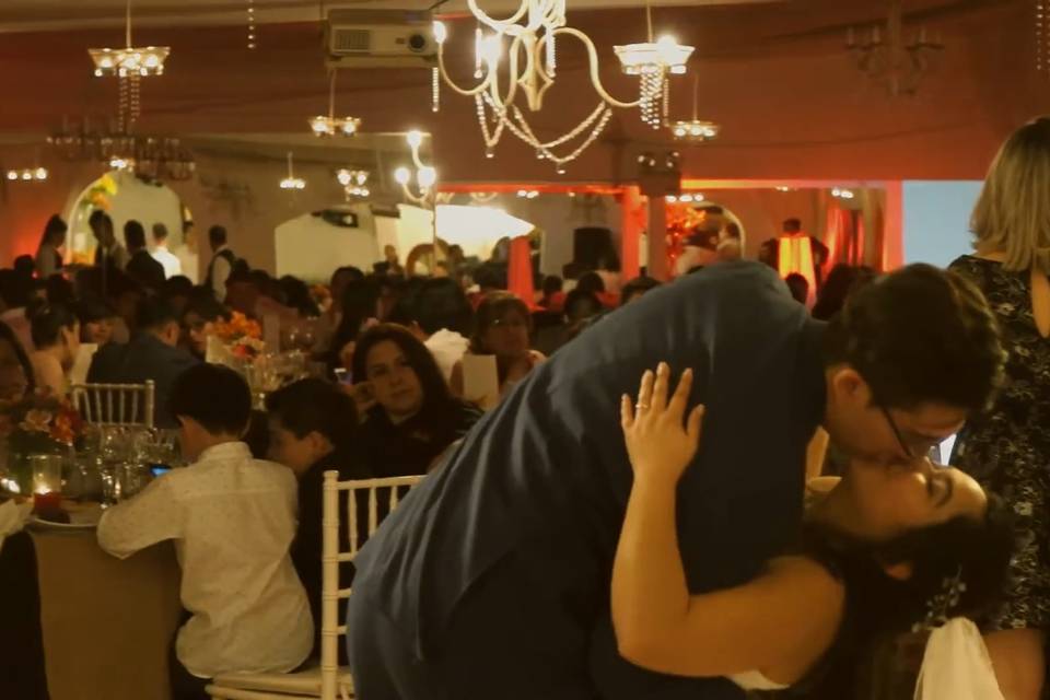 Grabación durante cena y baile