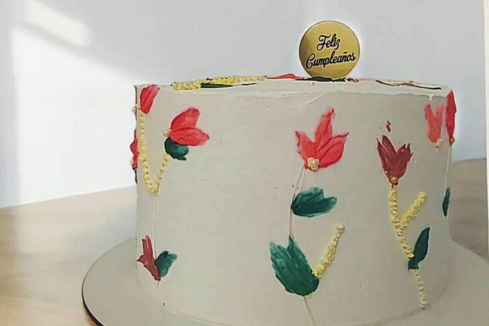 Torta con decoración de flores pintadas