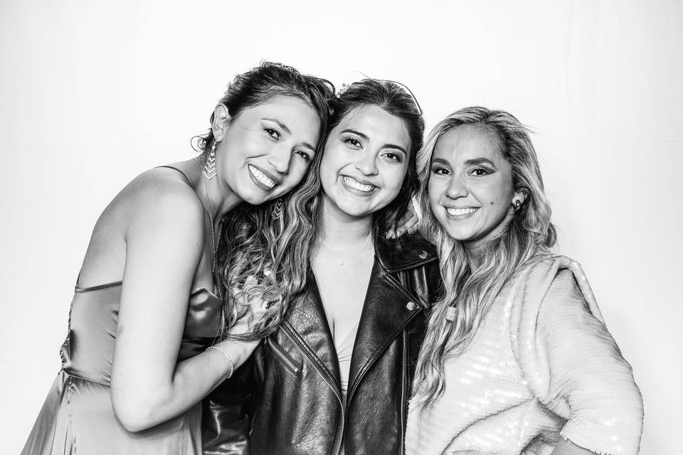 Tres amigas sonrientes