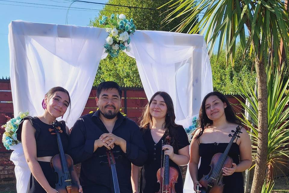 Posando en el jardín