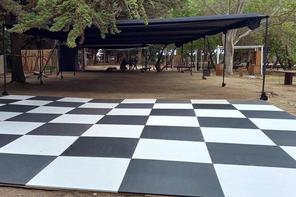 Toldo negro y pista ajedrez