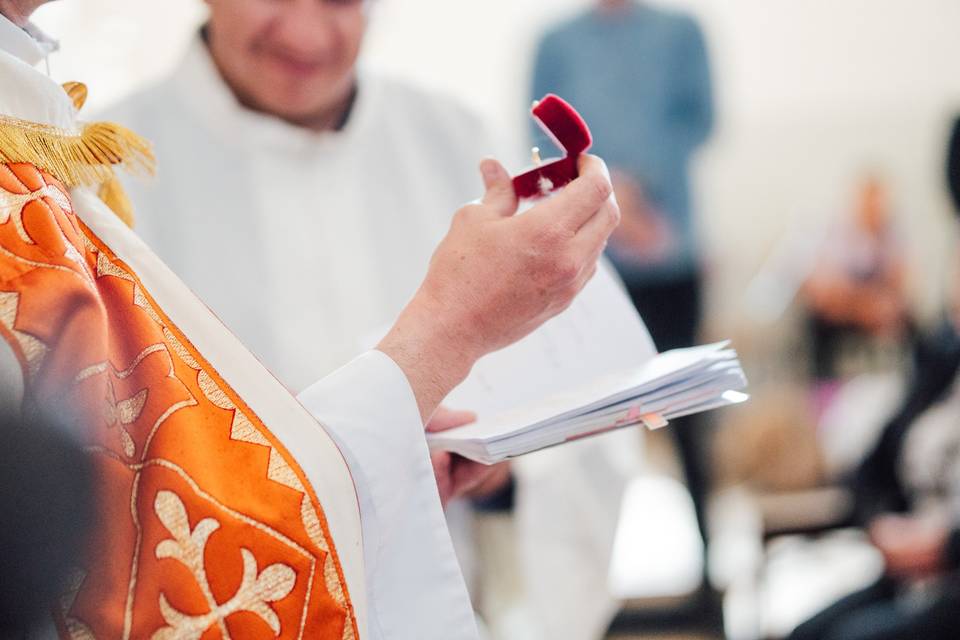 Padre sosteniendo el anillo