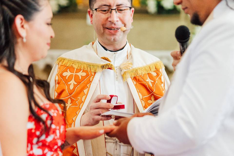 Novios dándose los anillos