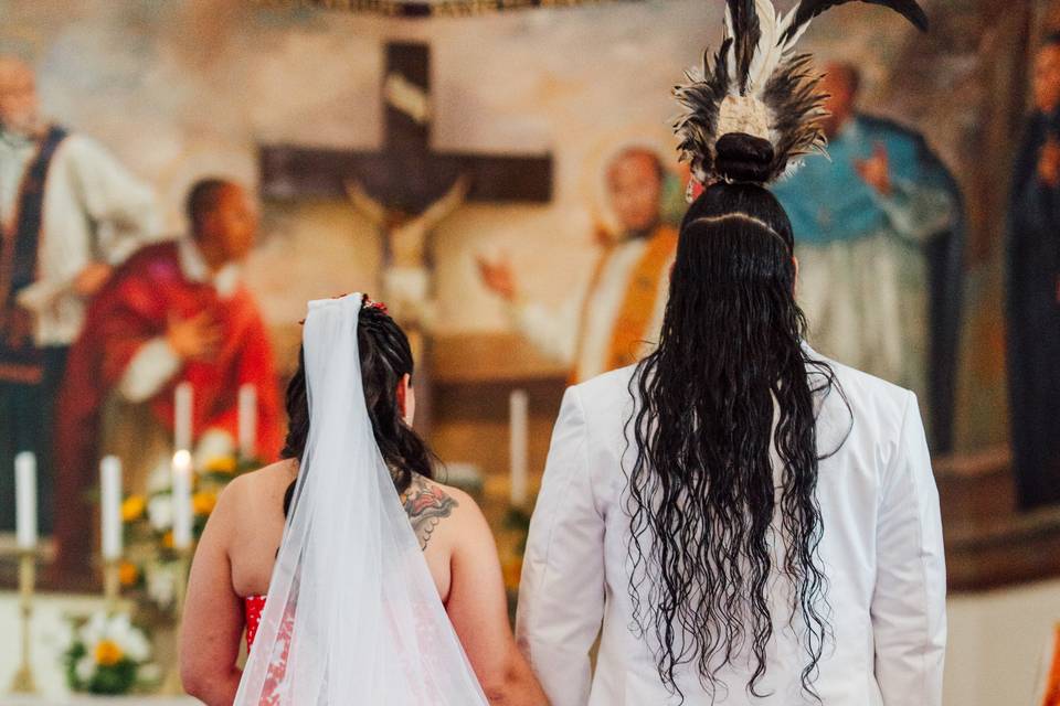 Novios parados en el altar