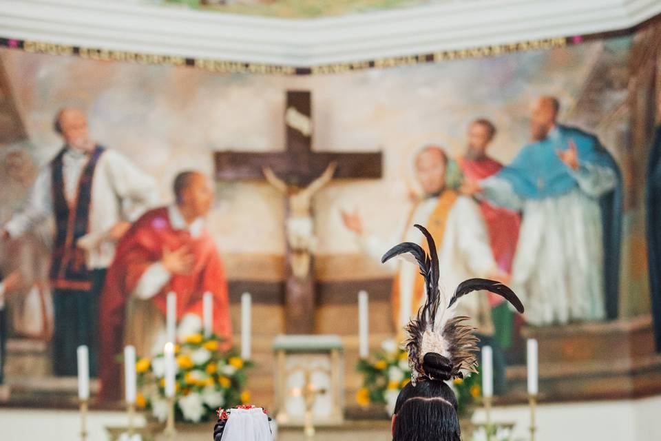 Novios sentados en el altar