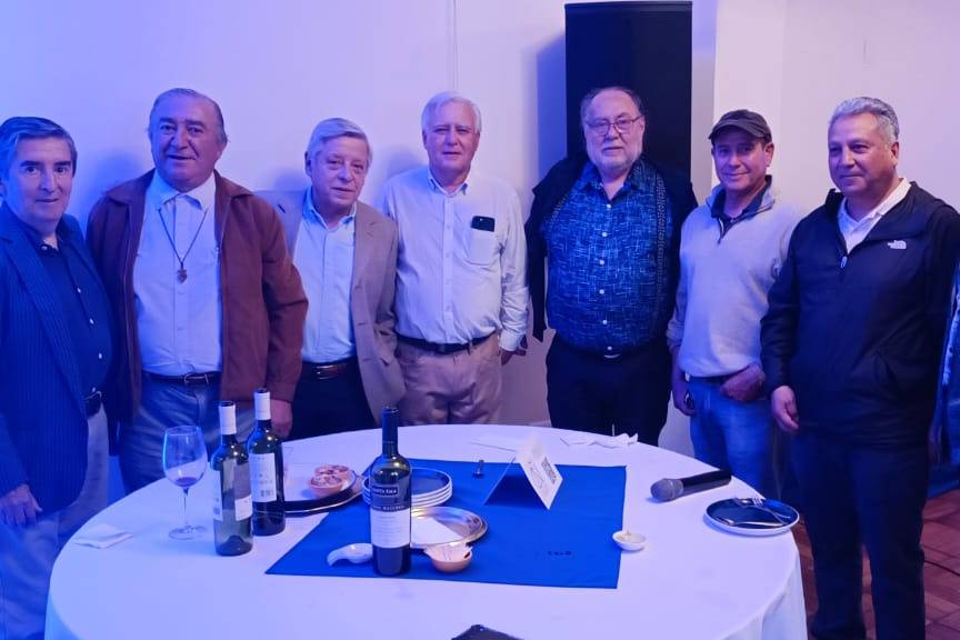 Mesa redonda con invitados