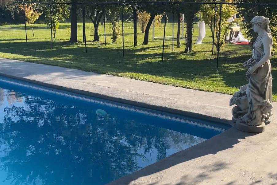 Piscina y área exterior.