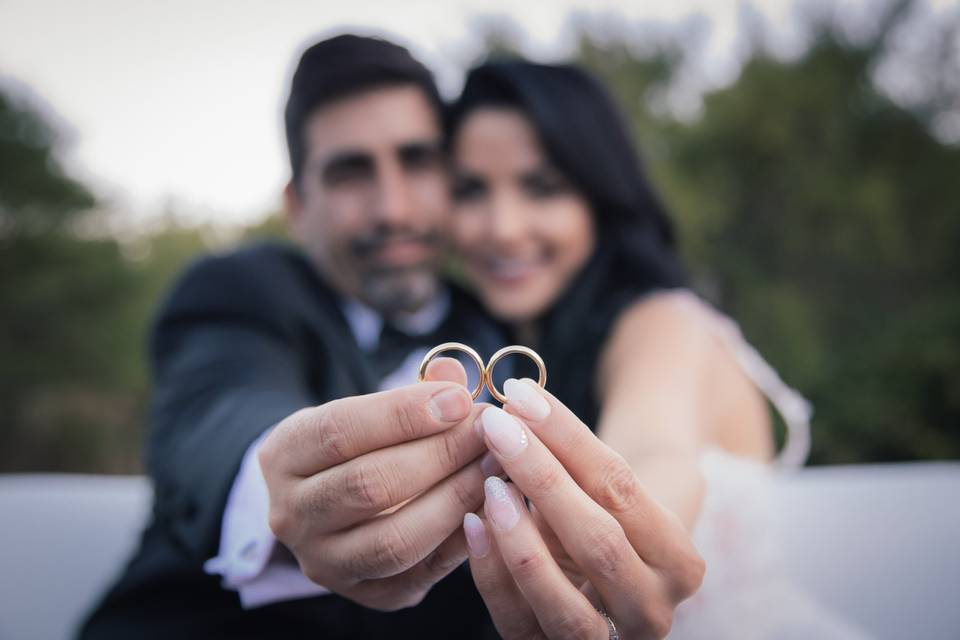 Sosteniendo los anillos