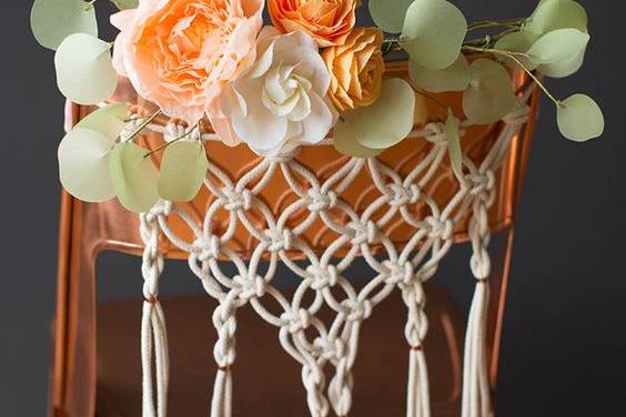 Decoración de sillas con macramé y flores