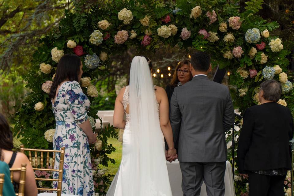 Novios de espaldas en su ceremonia