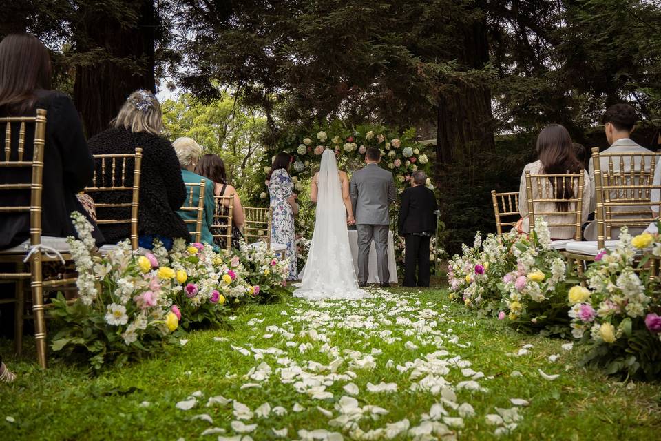 Novios en un jardín en su ceremonia nupcial