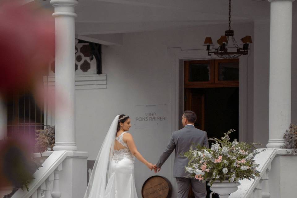 Novios tomados de la mano parados en las escaleras