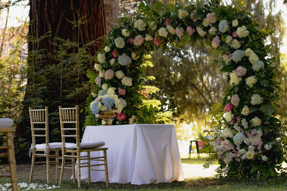 Altar y arreglos florales para boda