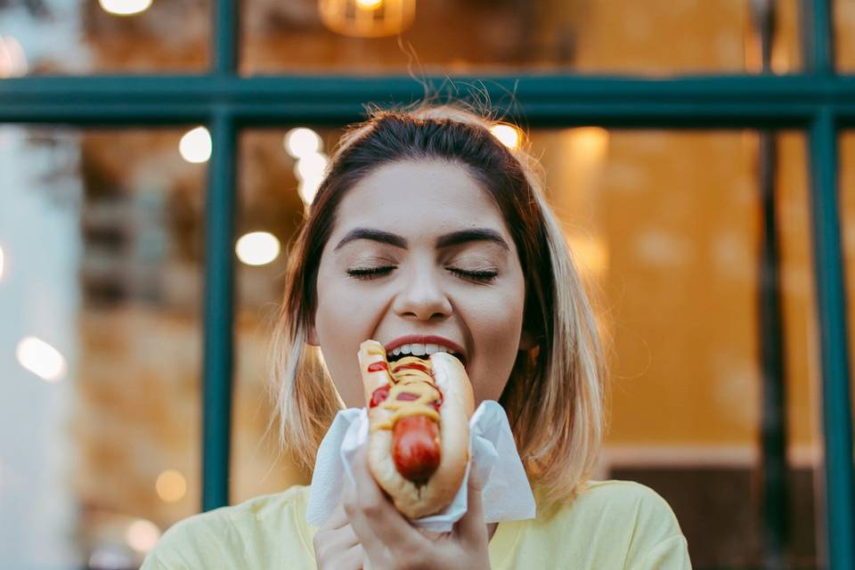 Comiendo de un hot dog