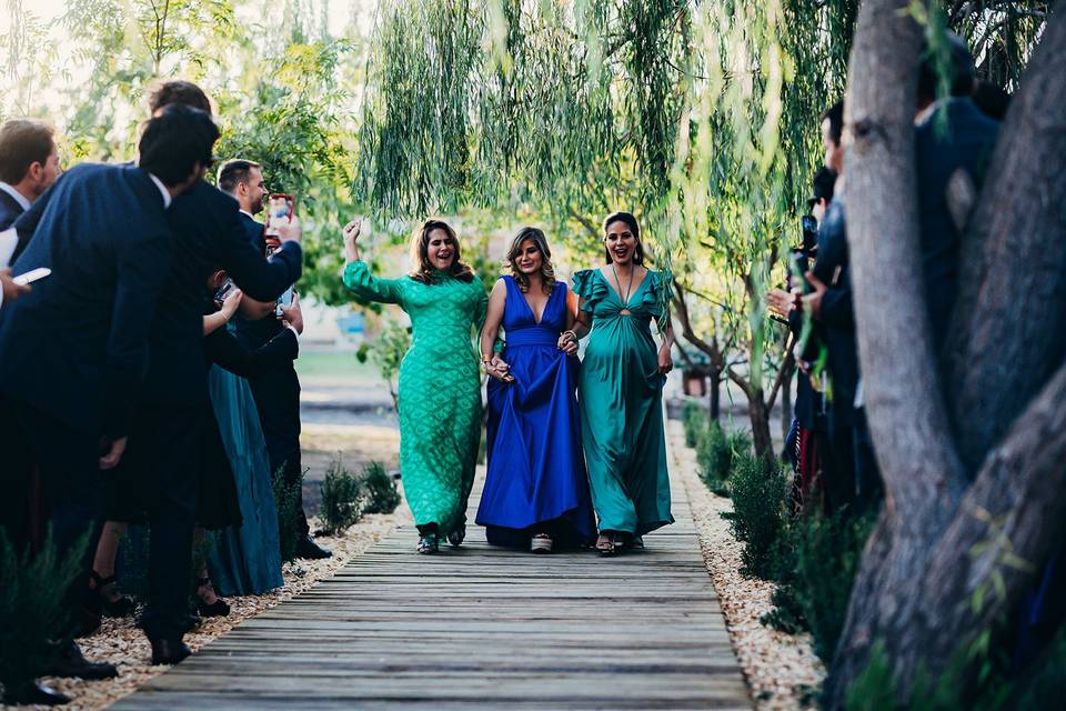 Tres mujeres caminando por un pasillo de madera