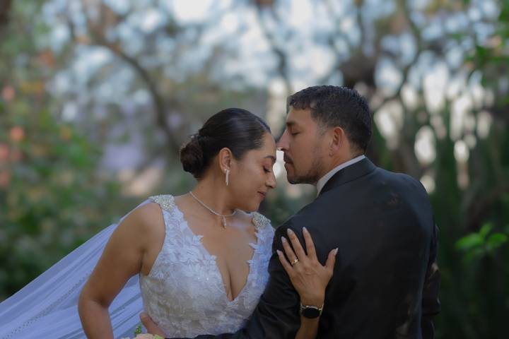 Novios posando en el jardín