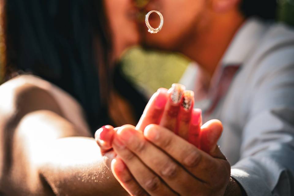 Novios enseñando sus argollas